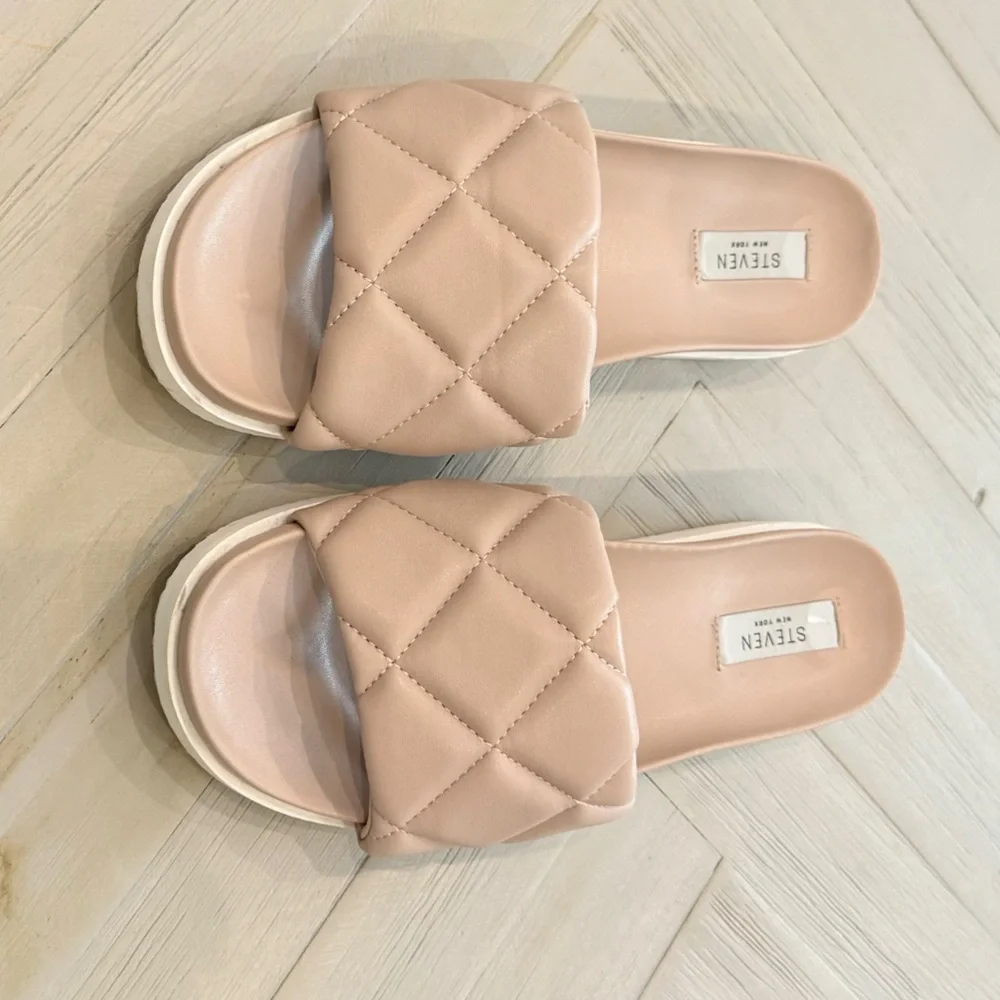 Steve Madden Nude Flip flop Sandal. Size 10